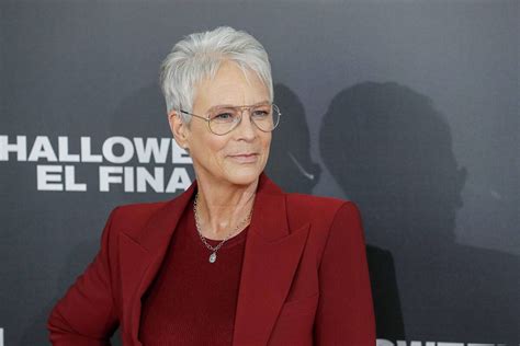 Jamie Lee Curtis poses nude aged 63, social media goes wild!